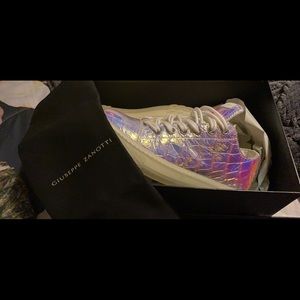 Giuseppe Zanotti blubbers